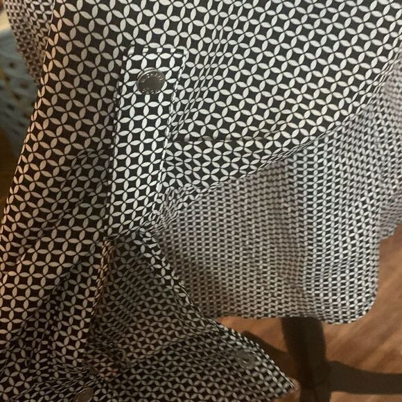 Michael Kors dressy blouse . Size 0X . Black and white , zip front , roll sleeve - Picture 5 of 7